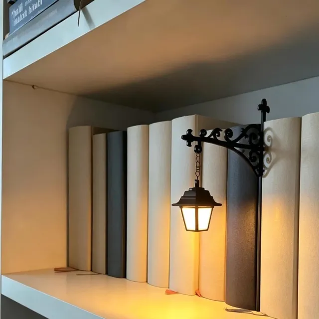 Namajunas Boekensteun metaal - Bibliotheeklantaarn - Decoratieve boekenplankverlichting - Boekenkast leeslampjes voor boekenwurmen - Boekenlegger - Antieke LED-boekenhoeklamp - Uniek cadeau voor boekenliefhebbers Zwart