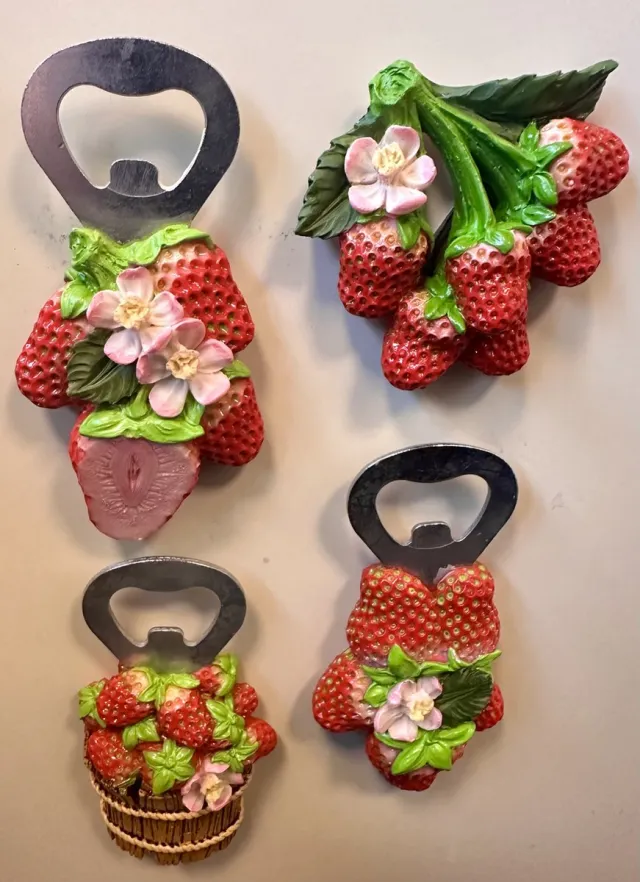 Impuls Koelkastmagneten met openers "Aardbeien" - Set van 4 stuks - Polyresin - meerkleurig - hoogte 11 x 7 x 1 cm - Koelkastmagneten - Woondecoratie - Woonaccessoires Meerkleurig - aardbeien