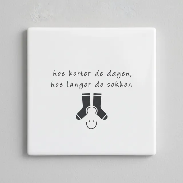 Nevolis Hoe Korter De Dagen, Hoe Langer De Sokken – Grappige Quote Keramische Tegel 15 × 15 cm | Gezellige Woondecoratie Cadeau multi color