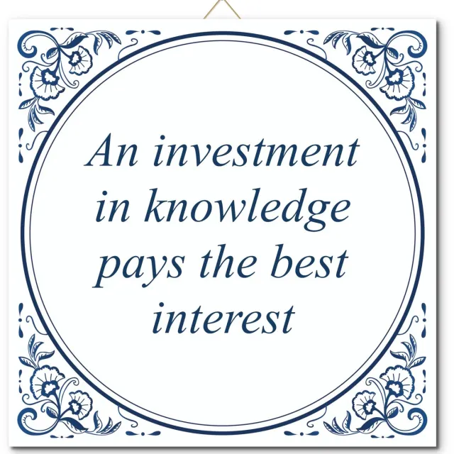 De Tegeltjesfabriek Tegeltje: An investment in knowledge pays the best interest (met standaard) wit en blauw