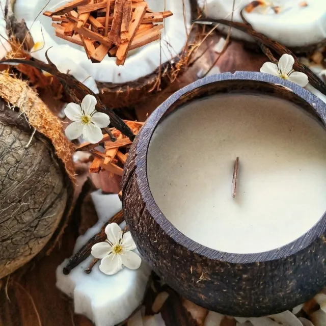 Cocohana Kokosnoot Kaars - Geur Vanille - Handgemaakte Natuurlijke Geurkaars in Kokosschaal – Origineel Cadeau voor Kerst, Secret Santa en Feestdagen – Sfeervolle Winterdecoratie voor Gezellige Avonden Wit | Bruin
