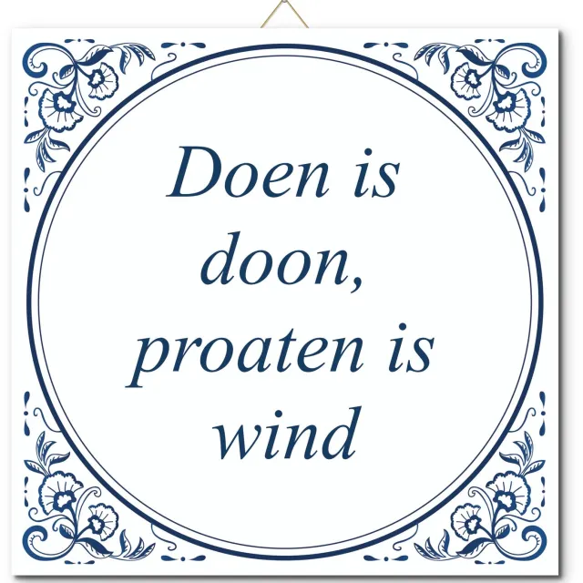 De Tegeltjesfabriek Tegeltje: Doen is doon, proaten is wind (met standaard) wit en blauw