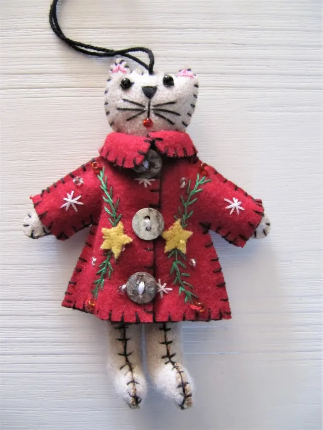 Meander elegant home accesoires Meander | Kat met rode jas, vilt 8,5x1,5x10,5cm | Kerstornament zie foto
