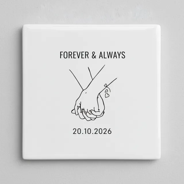 Nevolis Decoratieve Keramische Tegel “Forever & Always” met Handen Vasthouden Illustratie – Romantische Minimalistische Woondecoratie – 15 × 15 cm Multi Color
