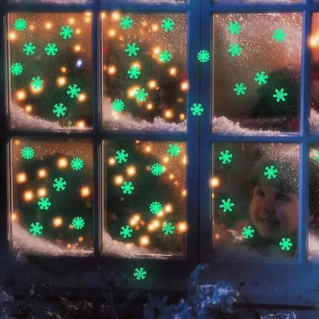 Akyol glow in the dark raamsticker - raamstickers kerst – glow in the dark sterren-glow in the dark stickers -muur stickers – slaapkamer plafond - 3D stars- Set 50 stuks - kerst accessoires -knutselen kerst- kerstversiering– kerst - kerst taf Groen