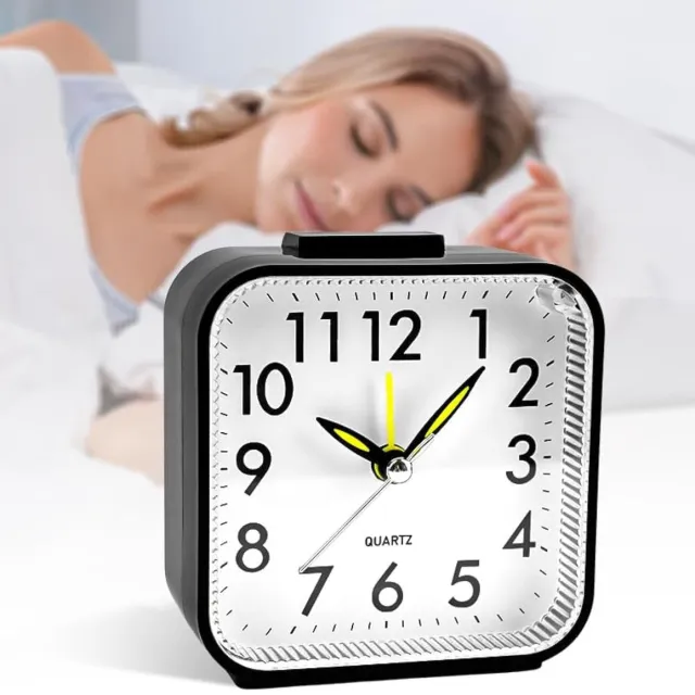 Ynkkvre Wekker – analoge stille wekker zonder getik – kwartswekker met luid alarm, nachtlampje en snooze-functie – batterijgevoed, draagbaar voor slaapkamer en reizen Wit