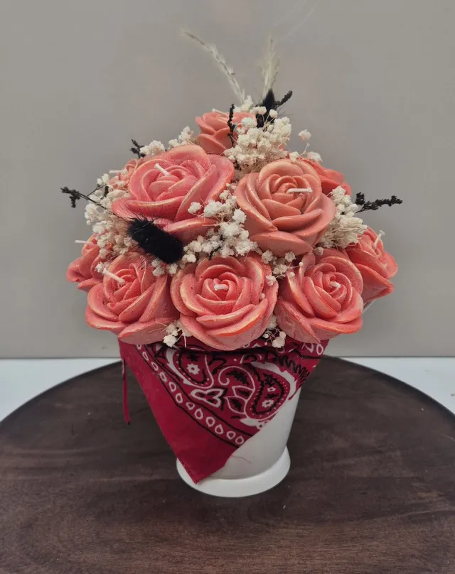 Kaarsgeschenk Kaarsenboeket Bucket of roses - Kaars boeket - Cadeau - Geschenk - Cadeau voor haar - Uniek cadeau - Origineel cadeau - Bloem kaarsen boeket - Candle bouquet - Relatiegeschenk - Rode rozen - Boeket - Kaarsen Rood en wit