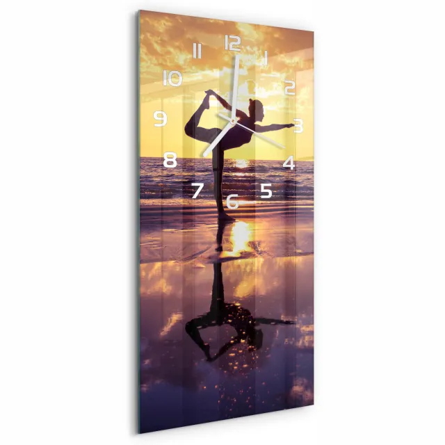 TULUP Wandklok - Yoga op het strand Wandklok Glas Met Motief - 30x60 cm - Geel Decoratieve Glazen Klok - Witte handen - Rechthoekige Klok - Gekleurde Glazen Klok - Glazen Klok Met Print
