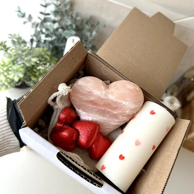 Charlie's Giftbox Charlie’s Harten Cadeaubox – Origineel Liefde Cadeau met Kaars - Fairtrade Chocolade & Himalaya Deodorantsteen Rood