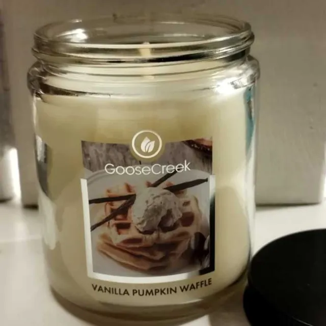 Goose Creek geurkaars vanilla pumpkin waffle geel