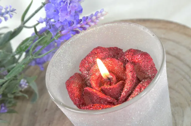 MilaNNE Moederdag Special 2026: Candles by Milanne, Grote Rode Roos Glitterkaars in exclusief glas. H: 8.5 cm - BEKIJK VIDEO Rood