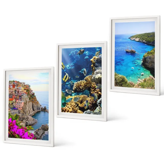 Coloray 3-Delige Schilderij Set - Uitzicht Op Zee Met Kleurrijke Huizen En Een Koraalrif. - 40 x 60 - Decoratieve Muurdecoratie - Slaapkamer Witte lijst