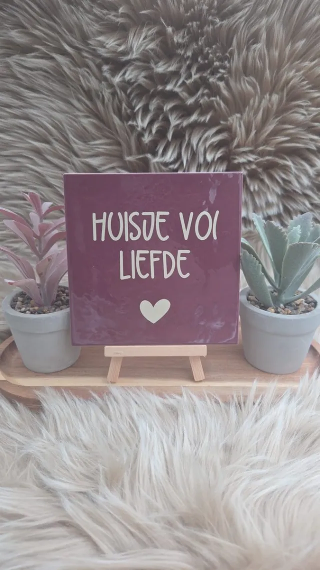 CreaCraft Robuust Wenstegeltje – Huisje vol Liefde – Hip trendy tegeltje – 13x13 cm – Cadeau voor Nieuwe Woning, Housewarming of Gezinscadeau – Sfeervol en Persoonlijk - Vriend(in) - Zomaar – Trendy nu – Decoratief Tegeltje met Standaard – Cadeau Idee Bordeaux rood/Beige