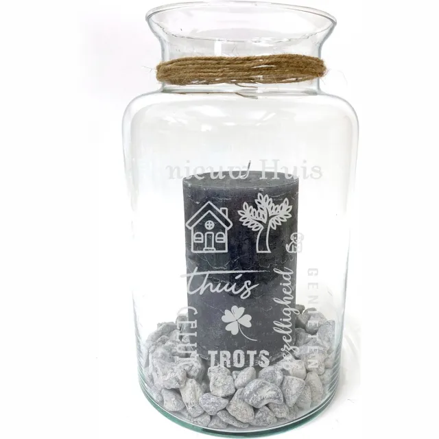 SandD-art Windlicht/Vaas met tekst gravure: NIEUW HUIS. Zonder kaars en stenen. Cadeau-nieuw huis-samenwonen. Het formaat is 30cm, 16cm doorsnede. Helder glas