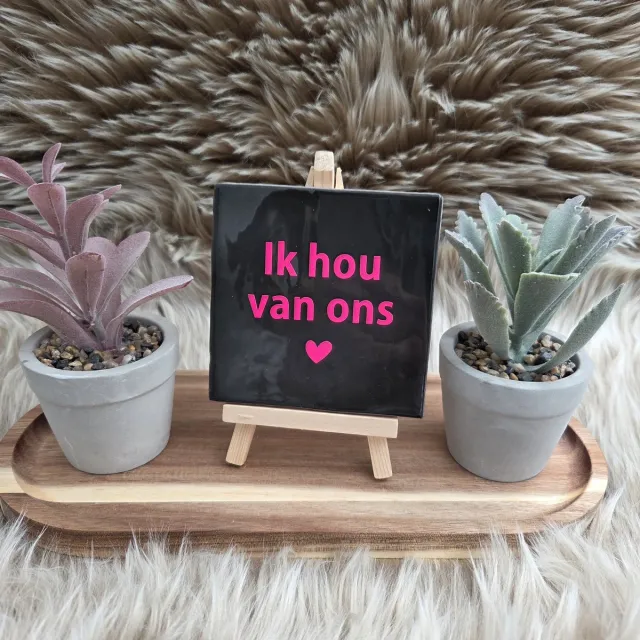 CreaCraft Robuust Wenstegeltje – Ik Hou van Ons – Hip trendy tegeltje – 10x10 cm – Cadeau voor Partner, Valentijn of Jubileum – Stijlvol en Persoonlijk Woonaccessoire - Zomaar - Voor jezelf - Deco – Trendy nu – Decoratief Tegeltje met Standaard – Cadeau Idee Zwart/Fel roze