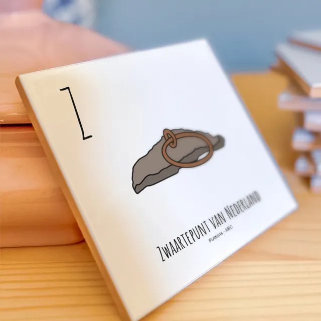 PosterPlaats Zwaartepunt van Nederland - ABC tegeltje Putten - Keramiek met Handgetekende Illustratie - Tegeltje met tekst - Wanddecoratie - Woondecoratie - Relatiegeschenk - Souvenir - 10,8 x 10,8 cm Blauw