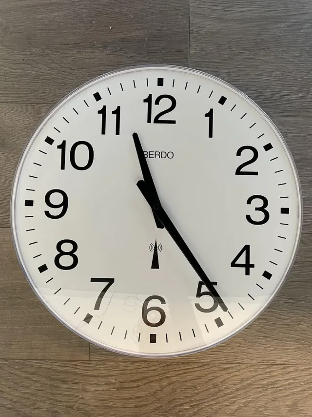 Berdo Berdoklok 40 cm Radiogestuurd wit