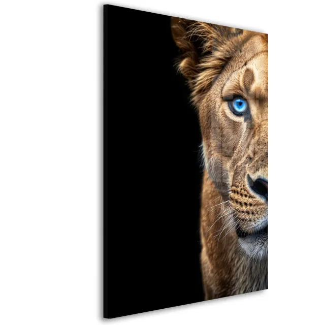ArtsyWalls Glasschilderij De Leeuwin met blauwe ogen – 90 x 60 cm - Dieren - Acrylaat - Inclusief wandbevestiging - Foto op plexiglas - Wanddecoratie woonkamer - Slaapkamer – Leeuwen – Wallpaper – Portret Zwart;Oranje;Bruin;Goud;Blauw;Wit