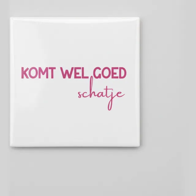 Nevolis Bemoedigende Nederlandse Quote Keramische Tegel – “Komt Wel Goed Schatje” Lieve Minimalistische Wanddecoratie – 15 × 15 cm Multi Color