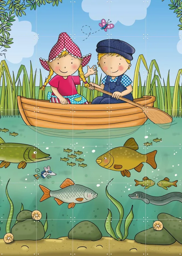 IXXI Fien & Teun varen tussen de visjes, Fien & Teun & Van Hoorne Studios - 100 x 140 cm - Grote wanddecoratie en posters - Kleurrijk, Speels Groen