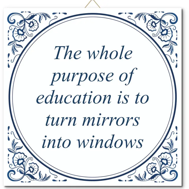 De Tegeltjesfabriek Tegeltje: The whole purpose of education is to turn mirrors into windows (met standaard) wit en blauw