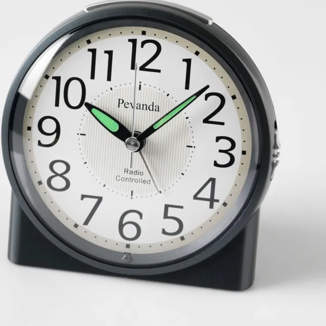 Pevanda T022C2 GREY - Wekker - Analoog - Radiogestuurde tijdsaanduiding - Snooze - Sweep Automatische Lichtsensor - Kunststof - Grijs - Zwart