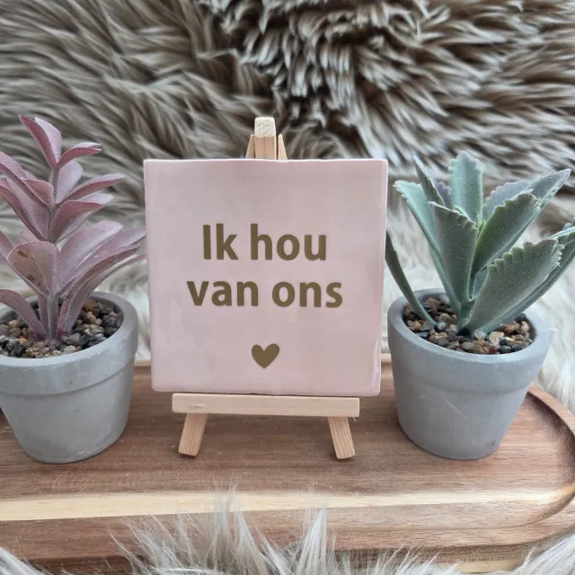 CreaCraft Robuust Wenstegeltje – Ik Hou van Ons – Hip trendy tegeltje – 10x10 cm – Cadeau voor Partner, Valentijn of Jubileum – Stijlvol en Persoonlijk Woonaccessoire - Zomaar - Voor jezelf - Deco – Trendy nu – Decoratief Tegeltje met Standaard – Cadeau Idee zalmroze/goud