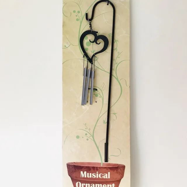 Nature's Melody windgong hart hangend op tuin prikker.9x46c0.5cm. Metalen Tuinsteker. tuindecoratie. Tuinsteker windgong met hart. U krijgt nog een windgong 7x17x2cm van sleepy hollow gratis bij. Zilver