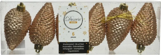 Decoris Kersthangers dennenappels - 6x - toffee bruin - glitter - 8 cm - kunststof - kerstversiering Lichtbruin