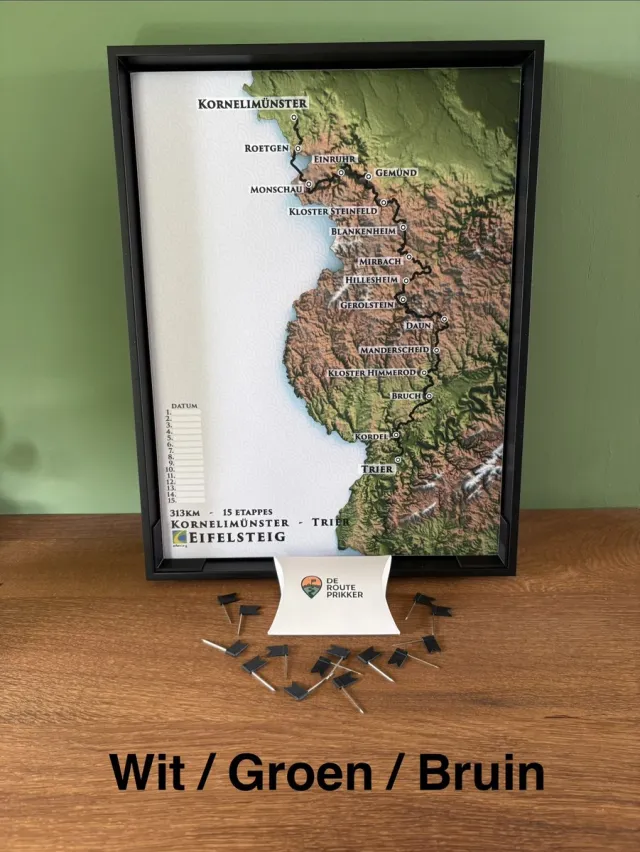 De Routeprikker Routeprikker Eifelsteig - Wandelkaart met vlaggetjes - 30x40 cm - Cadeau voor wandelaar - Incl. Baklijst Wit / Groen / Bruin