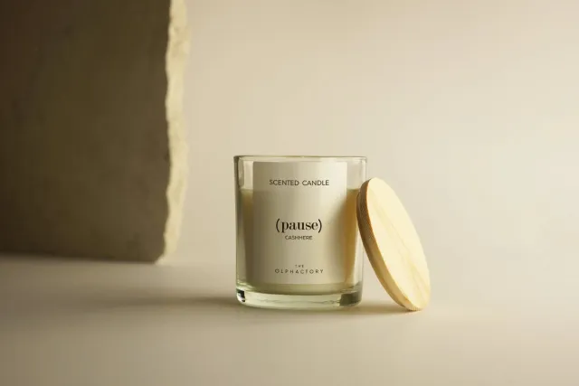 The Olphactory Cashmere - Geurkaars - #Pause wit, doorzichtig