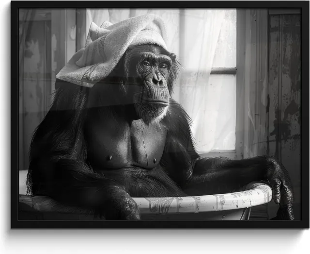 FrameYourWall Poster in lijst - Fotolijst 80x60 cm - Posters - Aap - Dier - Bad - Zwart - Wit - Humor - Posterlijst zwart - Wanddecoratie badkamer - Muurdecoratie WC - Decoratieve accessoires - Toilet muur decoratie Aap - WC