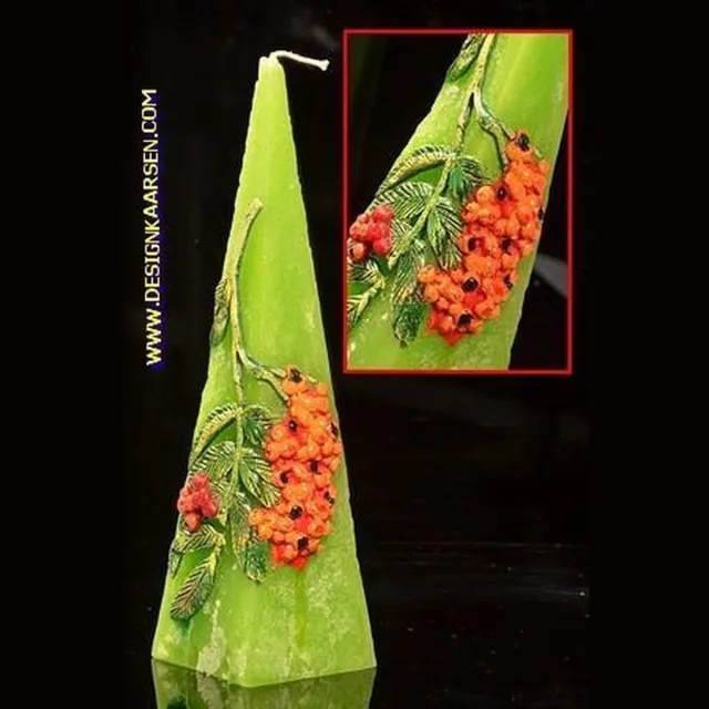 MilaNNE Rode Bessen, Kaars Piramide, H: 24 cm rood