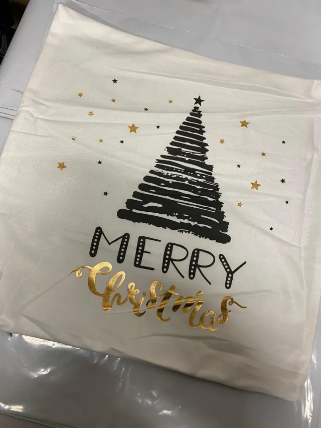 By Vicky cadeau tip - Kerst kussenhoes - kerst kussen - grijs met gouden kerstboom