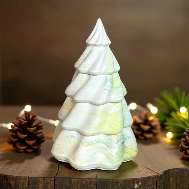 Bam Kerstboomkaars – 4-delige Set met 3 Geurkaarsen en Top – Eucalyptus – Geel-Groen Gemarmerd – 18 cm - Christmas Collection groen-geel gemarmerd gemarmerd