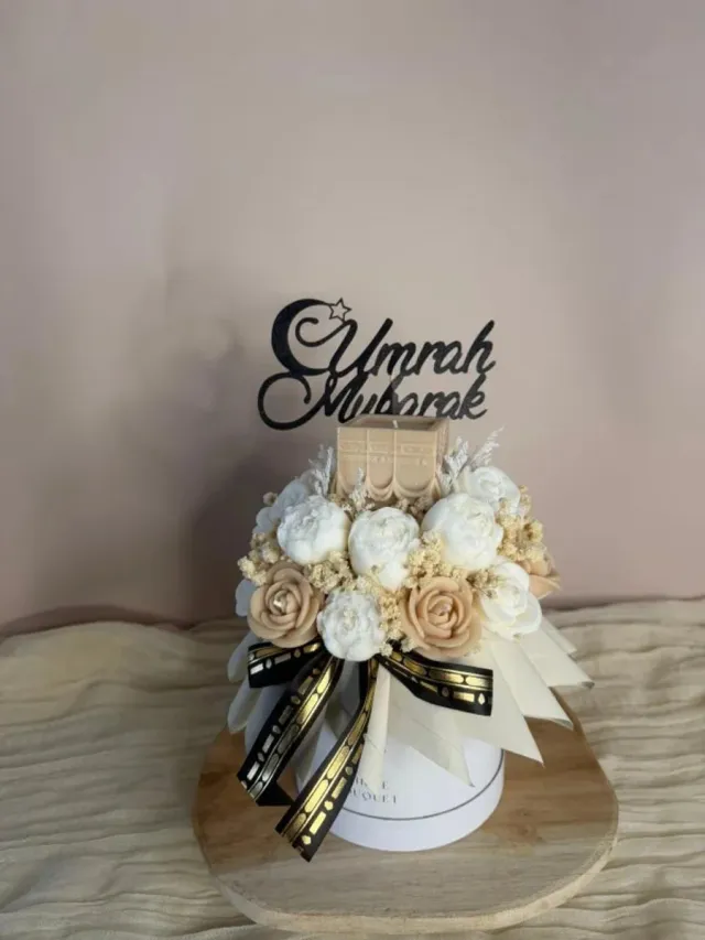 E Pure Candles Umrah Mubarak - Handgemaakte Kaars Bloemen Boeket - Candle Bouquet - Soft Sand & Wit