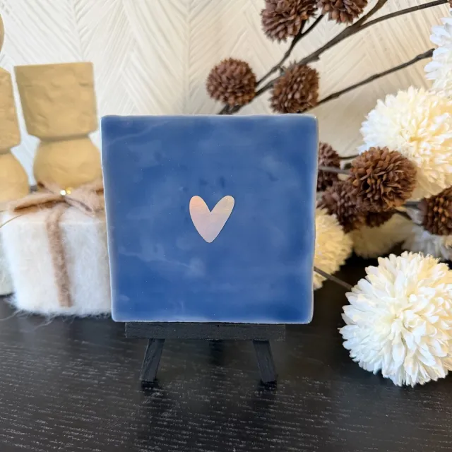 Hartjespost Tegeltje Hartje, blauw, zilver holografisch | tegeltjes met tekst | spreuktegel | tegeltjeswijsheden | Cadeau | Valentijn | Liefde | Love | Valentijnscadeau | Cadeau voor hem of voor haar | 14 Februari | Valentine | Romantisch | 10x10