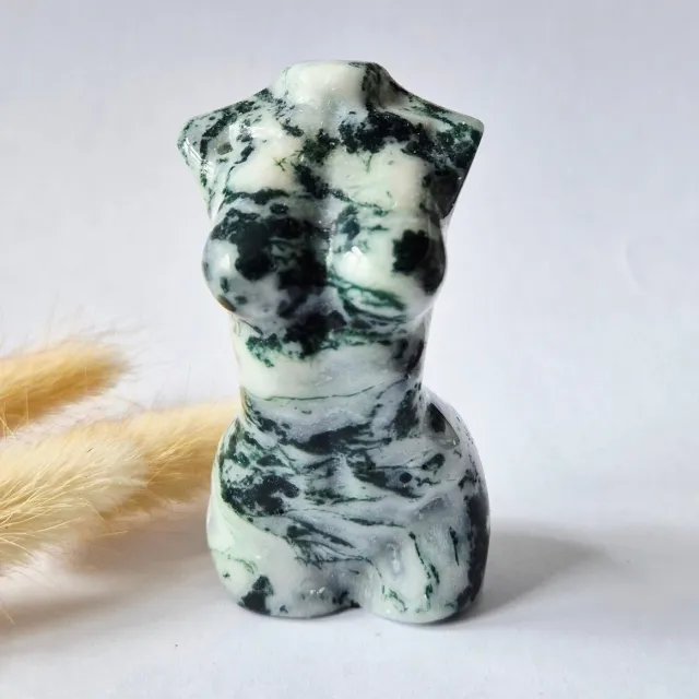 Moonlight Gemstones Mosagaat vrouwenbeeldje 8 cm (#45) – handgeslepen edelsteen carving Groen