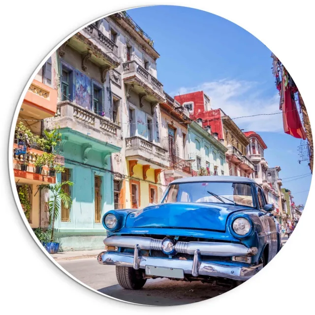 KuijsFotoprint Forex Wandcirkel - Blauwe Auto in Straat in Cuba - 20x20cm Foto op Wandcirkel (met ophangsysteem)