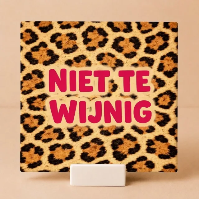 Bedruk King Tegeltje met Spreuk "Niet te Wijnig" Luipaardprint – Keramisch Tegeltje 11x11 cm met Houdertje – Grappig Wijn Cadeau Wit