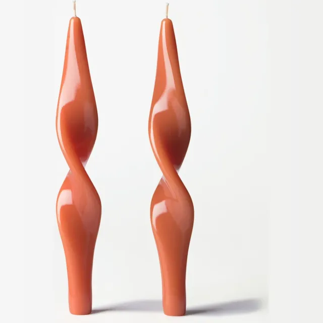 HEMA Dinerkaarsen XL ⌀4.3x27cm gedraaid donkeroranje - 2 stuks (donkeroranje)