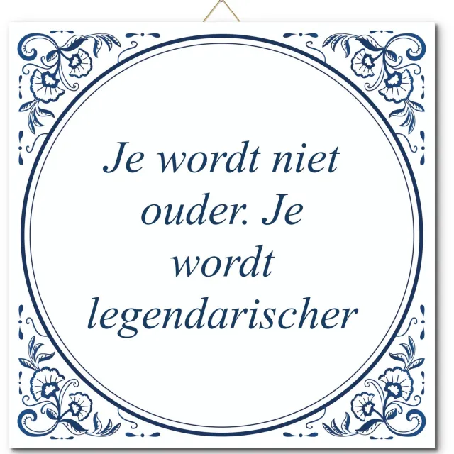 De Tegeltjesfabriek Tegeltje: Je wordt niet ouder. Je wordt legendarischer (met standaard) wit en blauw
