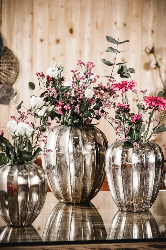 Famanu Decoratieve aluminium vaas, bloemenvaas in moderne stijl, zilverkleurig, 23 cm hoog, geschikt voor woonkamer en keuken