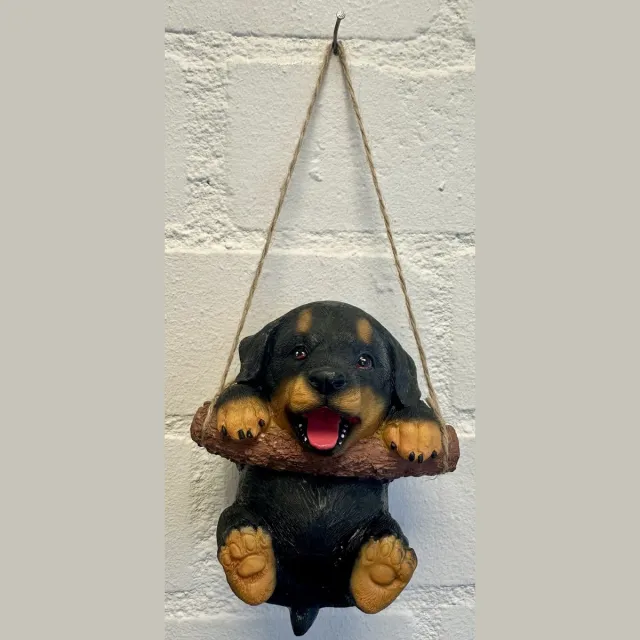 Impuls Polyresin hangend (tuin) dier "hond" - zwart + bruin - hoogte 15x10x8 cm - ophangtouw - Voor binnen of buiten - Tuinaccessoires - Woonaccessoires Zwart + bruin - hond hangend