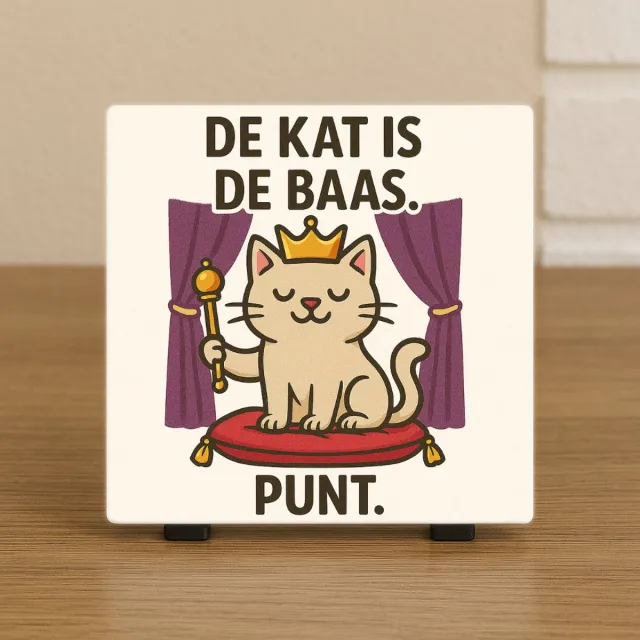CreaCraft Wenstegel – Humor Kat – De kat is de baas. Punt. – Trendy Nu –Decoratie – Zomaar – Kattenliefhebber – Decoratief Tegeltje met Standaard – Cadeau Idee Illustratie