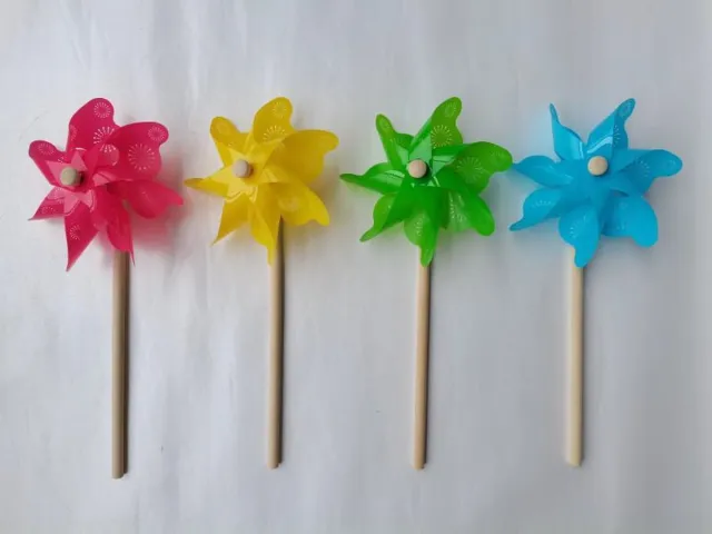 Impuls Set van 4 windmolens - kunststof+houten steker "met motief"- meerkleurig - dia 17 cm x hoogte 48 cm - Tuinaccessoires - tuinstekers Meerkleurig - met motief