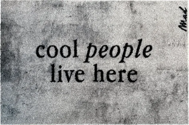 Mad About Mats Bettie - deurmat - cool people live here - schoonloop/scraper - wasbaar - 50x75cm Zwart