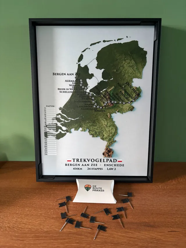 De Routeprikker Trekvogelpad Routeprikker (LAW 2) - Wandelkaart met vlaggetjes - 30x40 cm - Incl. Baklijst Zwarte Lijst