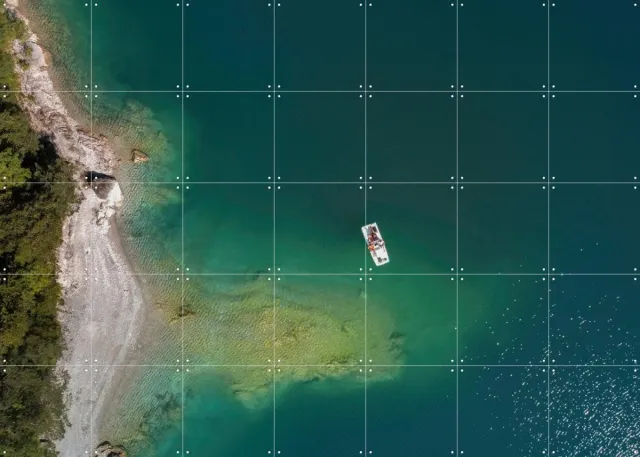 IXXI Aerial View Of Emerald Lake And Boat, Claire Droppert - 140 x 100 cm - Grote wanddecoratie en posters - Realisme, Fotografie, Strandhuis, Trap Blauw / Groen