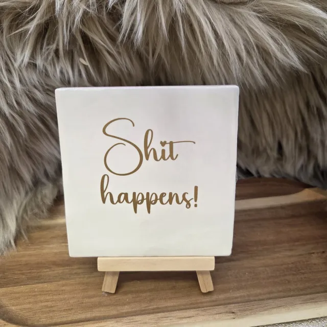 CreaCraft Robuust wenstegeltje “Shit happens!” – grappig decoratief tegeltje – Stijlvolle Woondecoratie met Boodschap – Trendy nu – Cadeau – Verjaardag of zomaar – 10x10 – Decoratief Tegeltje met Standaard – Cadeau Idee Wit/Goud